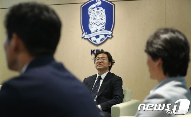 说着，她看向自己的弟妹李凯丽，对弟弟说：你这段时间可要照顾好凯丽，怀孕两个月正是最危险的时候，千万不要让胎儿出任何问题。